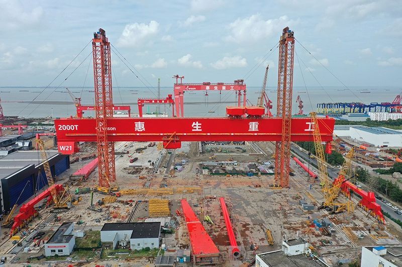 又一個2000t門機！衛(wèi)華共同參與制造的國內(nèi)**大噸位造船門式起重機完成提升！